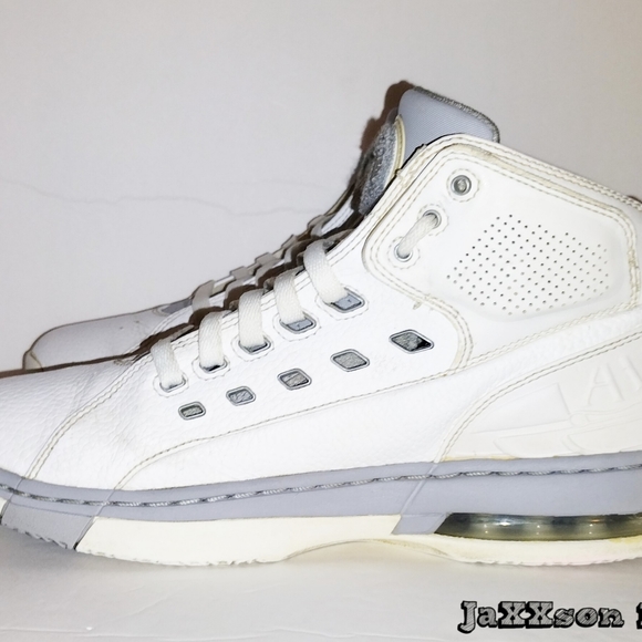 Jordan Ol' School. Size 8.5 - Picture 6 of 9